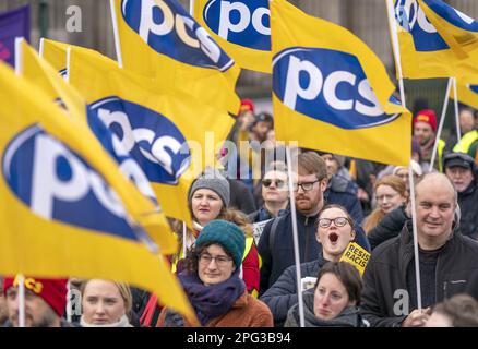 Photo du dossier en date du 15/3/2023 de personnes participent à un rassemblement au Mound à Édimbourg, en soutien à la grève des membres du SCP au-dessus de la rémunération, des emplois et des conditions. Plus de 2 000 fonctionnaires travaillant dans un certain nombre de ministères doivent prendre de nouvelles mesures de grève dans le conflit de longue date sur les salaires, les emplois, les pensions et les conditions. Le syndicat des Services publics et commerciaux (SCP) a déclaré qu'il faisait pression sur le gouvernement pour qu'il règle la ligne amère. Date de publication : lundi 20 mars 2023. Banque D'Images