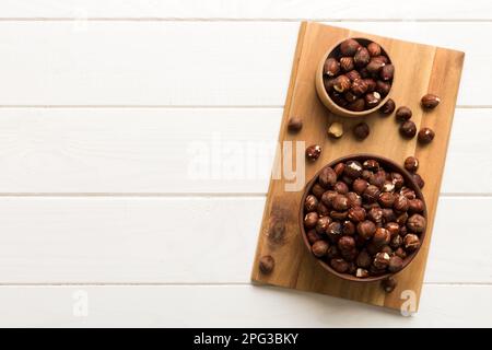 Bol en bois rempli de noisettes sur fond de table. Concept de saine alimentation. Super aliments. Banque D'Images