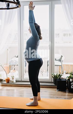 Avantages du yoga prénatal pour les femmes enceintes, y compris le soulagement du stress et une meilleure flexibilité. yoga prénatal pour le troisième trimestre à la maison. Pose pour Banque D'Images