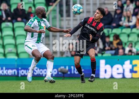 GRONINGEN, PAYS-BAS - MARS 19: JETRO Willems de FC Groningen bataille pour le ballon avec Osame Sahraoui de SC Heerenveen avant l'Eredivisie néerlandaise Banque D'Images
