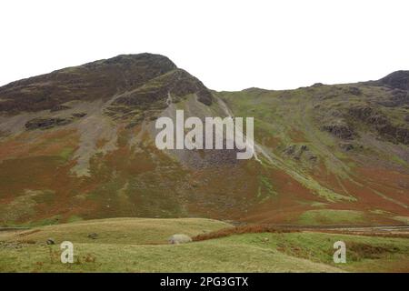 Saupoudrez Crag sur les tables Wainwright 'Yewbarrow' et Dorehead, du Black Sail Pass Path Path à Mosedale Valley, Lake District National Park, Royaume-Uni. Banque D'Images