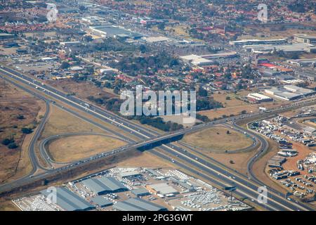 Vue aérienne d'un important échangeur d'autoroute dans le parc Kempton de Gauteng Banque D'Images