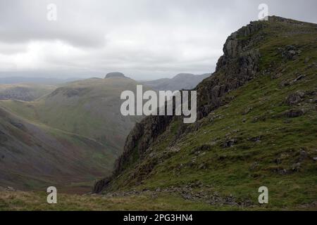 Les Crags près du sommet du Wainwright 'Red Pike' au-dessus de Mosedale dans le parc national de Lake District, Cumbria, Angleterre, Royaume-Uni Banque D'Images