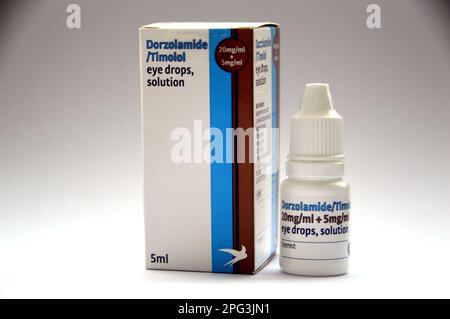 Boîte et flacon de Dorzolamide/Timolol 20mg/ml + 5mg/ml solution de goutte d'eau pour les yeux par Aspire pour traiter le glaucome et l'hypertension oculaire. Banque D'Images