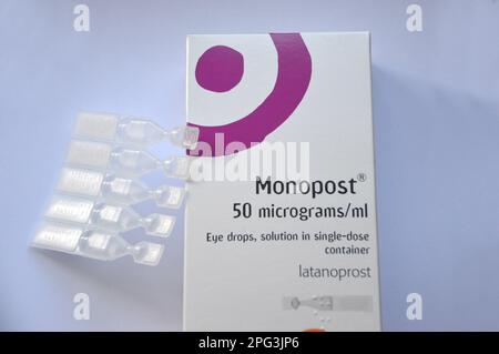 Une boîte de Monopost (Latanoprost) 50 mcg/ml solution de goutte d'oeil dans des contenants à dose unique par Thea pour traiter le glaucome à angle ouvert et l'hypertension oculaire. Banque D'Images