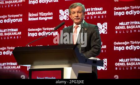 Izmir, Turquie. 19th mars 2023. Le candidat à la présidence de l'Alliance nationale et le président du Parti populaire républicain (CHP) Kemal Kilicdaroglu, le président du Parti pour la démocratie et le progrès (DEVA) Ali Babacan, le président du Parti démocrate Gultekin Uysal, le président du futur Parti (GP) Ahmet Davutoglu, Le président du parti Felicity (SP), Temel Karamollaoglu, et le vice-président du parti Good (İYİ), Umit Ozlale, ont assisté à la réunion des présidents généraux de l'Alliance de la nation, qui s'est tenue dans le cadre du Congrès économique du deuxième siècle. Crédit: İdil Toffolo/Alay Live News Banque D'Images