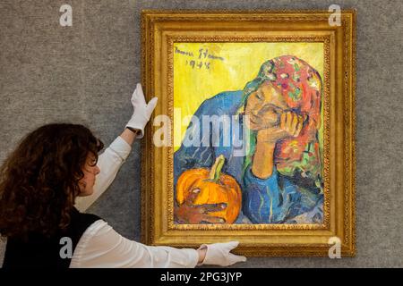 Londres, Royaume-Uni. 20 mars 2023. Un technicien est à la recherche de ‘Meinkie with Pumpkin’, 1948, par Irma Stern (£250 000 - 350 000 £) à un avant-goût de la vente d’art africain moderne et contemporain de Bonhams. Les œuvres de certains des plus grands noms de l'art sud-africain seront mises aux enchères dans les galeries Bonhams New Bond Street le 22 mars. Credit: Stephen Chung / Alamy Live News Banque D'Images