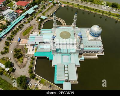 Vue aérienne de la magnifique mosquée de la ville Bandaraya dans la ville de Kota Kinabalu. Sabah, Bornéo. Malaisie. Banque D'Images