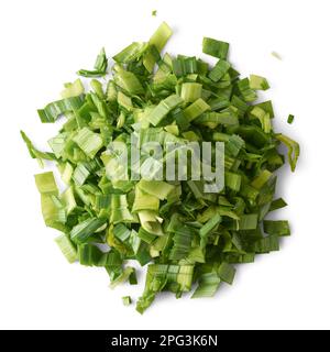 pile de feuilles de poireaux hachées, légume vert pâle comestible prêt à cuire isolé sur fond blanc, pris directement d'en haut Banque D'Images