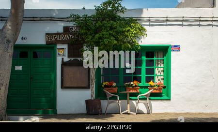 Yaiza, Lanzarote, Espagne, mars 2023: Vue sur un restaurant extérieur confortable avec table de rue à Yaiza, Lanzarote Banque D'Images