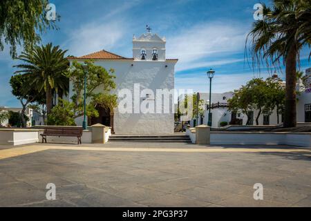 Yaiza, Lanzarote, Espagne, mars 2023 : vue sur l'église de Yaiza et la Plaza de los Remedios sur Lanzarote, îles Canaries Banque D'Images