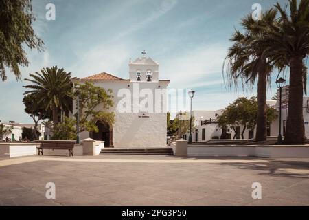 Yaiza, Lanzarote, Espagne, mars 2023 : vue sur l'église de Yaiza et la Plaza de los Remedios sur Lanzarote, îles Canaries Banque D'Images