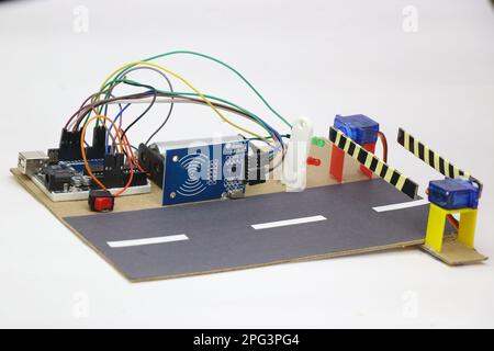 Prototype de système de télépéage automatique utilisant un capteur et un servo RFID. Projets Arduino de travail réalisés pour un mini-projet d'ingénierie Banque D'Images