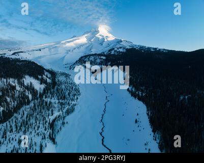 La neige couvre le Mont Hood, un magnifique stratovolcan trouvé à environ 50 miles au sud-est de Portland, Oregon. Mt Hood a l'une des saisons de ski les plus longues des États-Unis. Banque D'Images