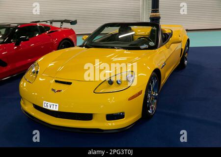 Vue de trois quarts avant d'une Corvette C6 jaune 2011 de Chevrolet exposée au salon des voitures classiques de Londres 2023 Banque D'Images