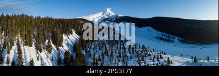 La neige couvre le Mont Hood, un magnifique stratovolcan trouvé à environ 50 miles au sud-est de Portland, Oregon. Mt Hood a l'une des saisons de ski les plus longues des États-Unis. Banque D'Images