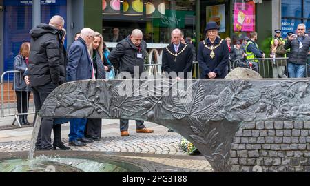 20 mars 2023 - Warrington, Cheshire; le 30th anniversaire des attentats à la bombe de Warrington a eu lieu dans le centre-ville avec un service à la porte du marché et un silence de quelques minutes par la rivière de la vie, un élément dans la rue Bridge comme un souvenir du jour tragique. Colin et Wendy Parry témoignent de leur respect à la rivière de la vie avec des dignitaires dont le maire de Warrington Cllr Jean Flaherty et Paul Comerford, frère de Jonathan ball Credit: John Hopkins/Alay Live News Banque D'Images