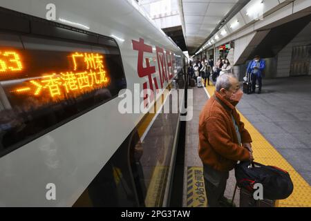 Les passagers montent à bord du train pour Hong Kong à la gare de Guangzhoudong (gare de Guangzhou est). Le train à grande vitesse (section de Hong Kong) reprend ses services de court-courrier à Guangzhou pour la première fois en trois ans après que Beijing ait assoupli la restriction anti-pandémie pour Covid-19. 15JAN23 SCMP/Dickson Lee Banque D'Images