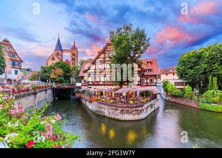 Esslingen am Neckar, Allemagne. Paysage urbain de la ville médiévale et de la rivière Neckar au coucher du soleil. Banque D'Images