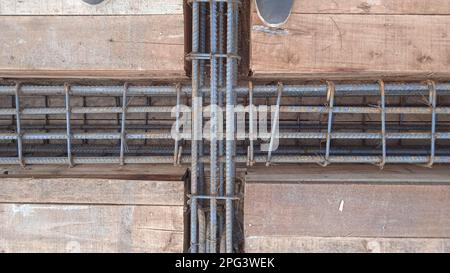 Vue rapprochée du renforcement du béton Construction renforcement des travaux d'acier de barre d'armature sur un chantier de construction. Construction de barres d'acier pour bétons Banque D'Images