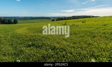 Début de l'automne paysage rural avec prairies, forêts, petites collines et ciel bleu avec des nuages près de la ville de Plauen en Allemagne Banque D'Images