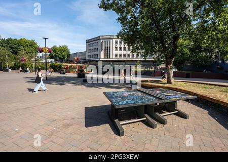 Les piétons marchent devant une table de ping-pong dans 'The Bearpit', une place encastrée dans le rond-point de St James Barton à Bristol. Banque D'Images