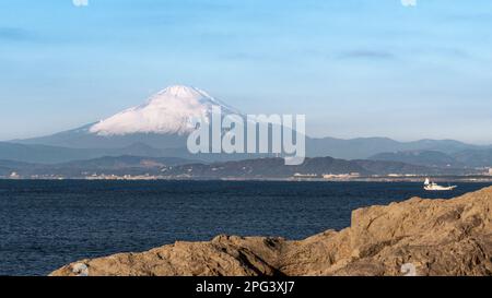 Par temps clair, vous pourrez admirer la pente est du mont Fuji depuis les rives ouest de l'île d'Enoshima. Le meilleur moment pour prendre une photo nette Banque D'Images