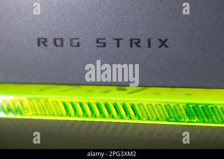 Kiev, Ukraine - 28 août 2022: ROG Strix G17 (République des joueurs) ordinateur portable de jeu par ASUS logo avec élément de design vert. Détails de l'ordinateur portable. Technologie, INFORMATIQUE, Banque D'Images