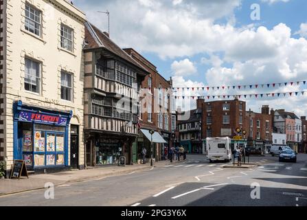 Les amateurs de shopping parcourent les vitrines des boutiques du centre historique de Tewkesbury, dans le Gloucestershire. Banque D'Images