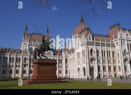 Statue équestre de Rakocsi Ferenc devant le Parlement, conçue par Imre Steindl, Budapest, Hongrie Banque D'Images