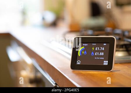 compteur intelligent d'énergie domestique sur un plan de travail de cuisine montrant la quantité d'énergie utilisée en livres sterling Banque D'Images