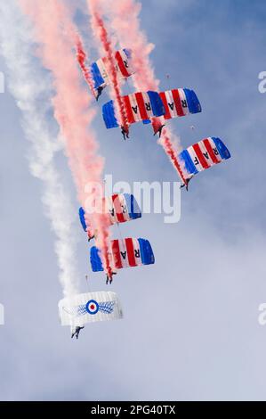 R A F Falcons Parachute Display Team, Shoreham Airshow 2014 Banque D'Images