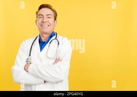 Médecin mature regardant la caméra avec les bras croisés Banque D'Images