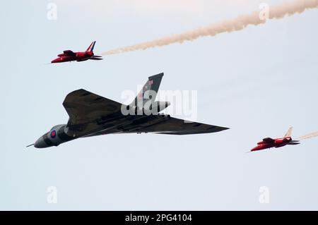 Avro Vulcan XH558 en formation avec Folland Gnats, Duxford, Cambridgeshire, Angleterre. Banque D'Images