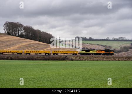 Un train d'ingénierie Colas Rail Freight attend dans la vallée de Wylye sous les collines du West Wiltshire pendant les travaux de renouvellement de la voie sur le Wessex M. Banque D'Images