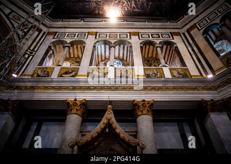 Les travaux de restauration en cours sur le plafond en mosaïque du Baptistère à Florence ne laissent que les touristes en mesure de voir une télécopie de l'œuvre Banque D'Images