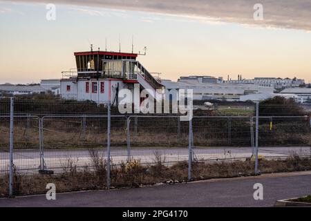 L'ancienne tour de contrôle de Filton Airfield, en cours de réaménagement dans le nouveau quartier résidentiel de Brabazon, au nord de Bristol. Banque D'Images