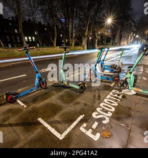Des scooters électriques à louer auprès de divers fournisseurs sont garés dans une aire de stationnement marquée sur un à Bloomsbury, Londres, afin de tenter de contrôler les pavillons Banque D'Images