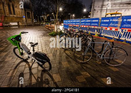 Les vélos sont garés à côté des arbres de rue et des bancs sur Byng place, une rue calme à Bloomsbury, dans le centre de Londres. Banque D'Images