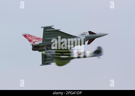 Vickers Supermarine Spitfire IX et Eurofigter Typhoon à RAF Cosford, Angleterre, Grande-Bretagne, Banque D'Images