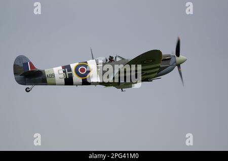 Vickers Supermarine Spitfire IX et Eurofigter Typhoon à RAF Cosford, Angleterre, Grande-Bretagne, Banque D'Images