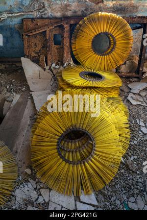 Brosses en plastique utilisées dans le processus d'excavation pour extraire les diamants du rockbed à la mine de diamants d'Elizabeth Bay. Banque D'Images