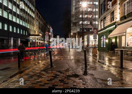 Les bollards forment un simple filtre modal pour réduire le trafic dans le quartier de Seven Dials dans le centre de Londres. Banque D'Images