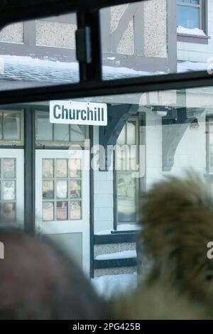 Le panneau à l'extérieur de la gare à Churchill, Manitoba, Canada en hiver, de l'intérieur d'un autobus touristique. Banque D'Images