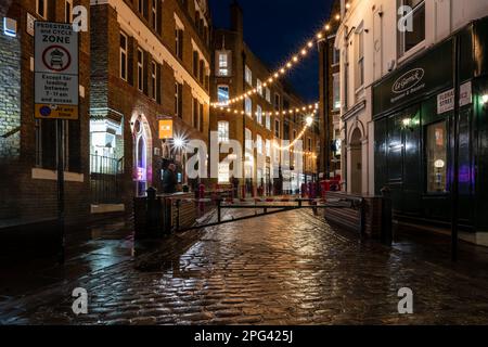 Une porte bloque l'accès en voiture à la rue piétonne fleurie, à proximité de Covent Garden, dans le centre de Londres. Banque D'Images