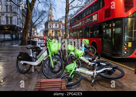 Les vélos de location sans quai se trouvent dans une pile sur un trottoir dans le centre de Londres, où les autorités ont essayé de mettre de l'ordre à l'image de la moto et de l'e-scoo Banque D'Images