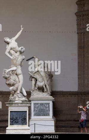 Homme photographiant les statues de Loggia dei Lanzi, Florence, Italie Banque D'Images