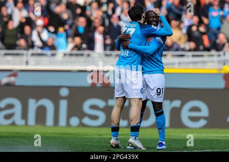 Turin, Italie. 19th mars 2023. Tanguy Ndombele de SSC Napoli (R) célèbre après avoir marqué un but avec Khvicha Kvaratskhelia de SSC Napoli (L) pendant Serie Un match de football 2022/23 entre le FC de Turin et la SSC Napoli au Stadio Olimpico Grande Torino, Turin. SCORE FINAL : Torino 0 | 4 Napoli Credit: SOPA Images Limited/Alay Live News Banque D'Images