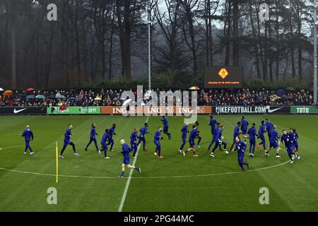 ZEIST - la sélection de l'équipe nationale néerlandaise lors d'une session de formation de l'équipe nationale néerlandaise sur le campus de la KNVB sur 20 mars 2023 à Zeist, aux pays-Bas. L'équipe nationale néerlandaise se prépare pour le match de qualification du Championnat d'Europe contre la France. ANP MAURICE VAN STONE Banque D'Images