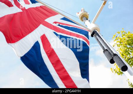 Drapeau de l'Union sur le Mall à Londres alors que les gens se rassemblent autour de Buckingham Palace le 1st samedi depuis les funérailles de la reine Elizabeth II Banque D'Images